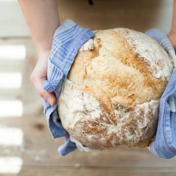 <p>Para la industria del pan y la pastelería, el empaque es crucial, ya que <strong>ofrece protección contra el ambiente externo</strong> y aumenta la vida útil de los productos. Los tipos de envases más utilizados por las empresas de la zona son flow pack, termosellado y termorretráctil.</p>

<p>Consulte nuestra gama, para envasar productos como pan, barra de pan, galletas, rosquillas, tartas, muffins, entre muchos otros artículos de panadería.</p>
